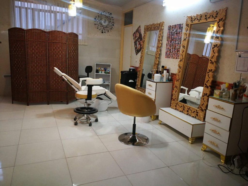 نحوه نگارش قرارداد و مدل‌های نوین اجاره در سالن آرایش زنانه (اجاره صندلی، اتاق، یا بخشی از فضا) و انطباق حقوقی آن‌ها